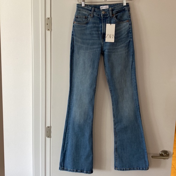Zara, Flare fit, high rise, flare leg, full length stretch. Light blue wash. - Picture 2 of 3